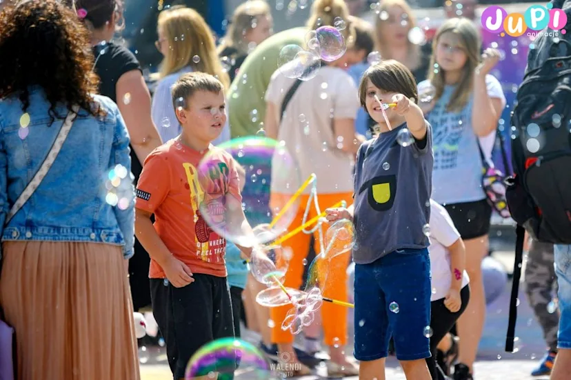 Dzieci robiące bańki podczas festiwalu baniek mydlanych