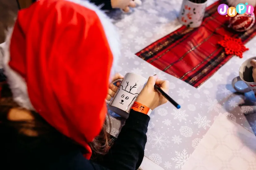 Warsztaty dekorowania mikołajkowych kubków Mikołajkowe warsztaty malowania kubków