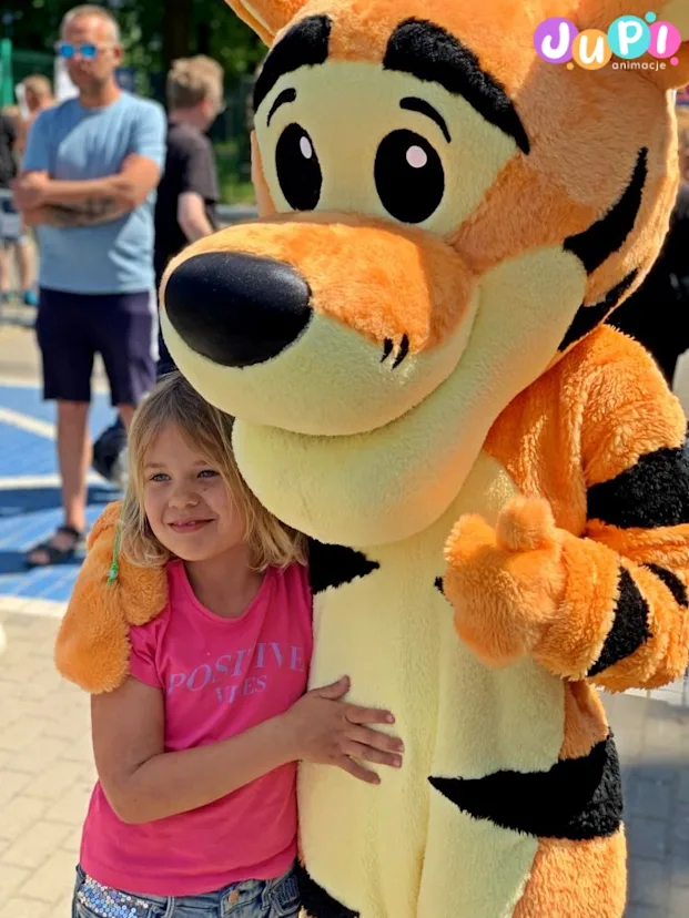 Tygrysek na pikniku firmowym Żywa maskotka Tygrysek pozująca do zdjęć