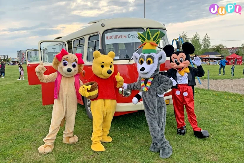 Żywe maskotki pozujące do zdjęcia z jelczem Żywe maskotki to fantastyczna atrakcja na imprezy i eventy