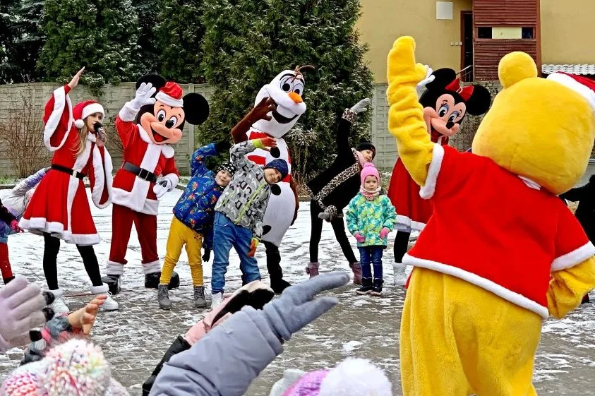 Mikołajkowa animacja zabaw z żywymi maskotkami