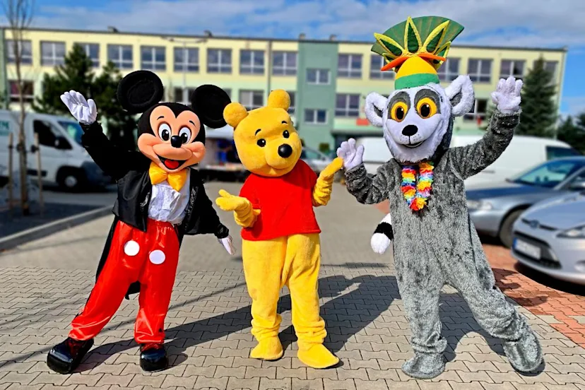 Żywe maskotki na zdjęciu grupowym Chodzące żywe maskotki Myszka Miki, Kubuś Puchatek, Król Julian i wiele innych
