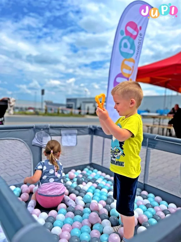 Dzieci w basenie z kulkami Basen z kulkami w Strefie Malucha