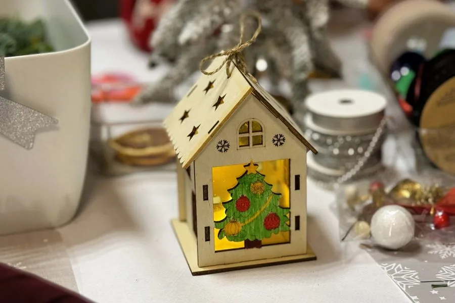 mikołajkowe warsztaty dekorowania swietacznych lampionow (5)