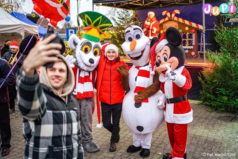 Świąteczne żywe maskotki podczas jarmarku  Świąteczne mikołajkowe żywe maskotki Król Julian Olaf i Myszka Miki na Jarmarku Bożonarodzeniowym