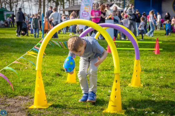 wielkanocny tor przeszkod z jajkiem