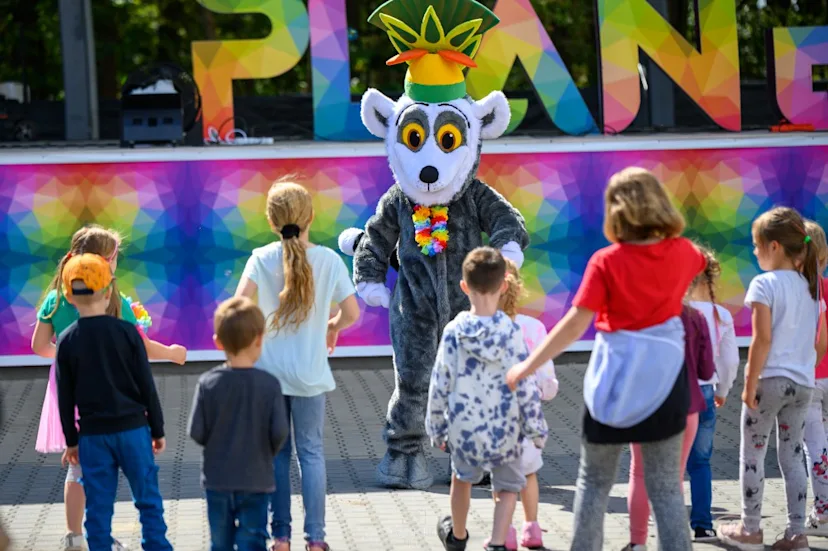 Król Julian żywa maskotka na hawajskiej zabawie Król Julian żywa maskotka na hawajskiej zabawie dla dzieci