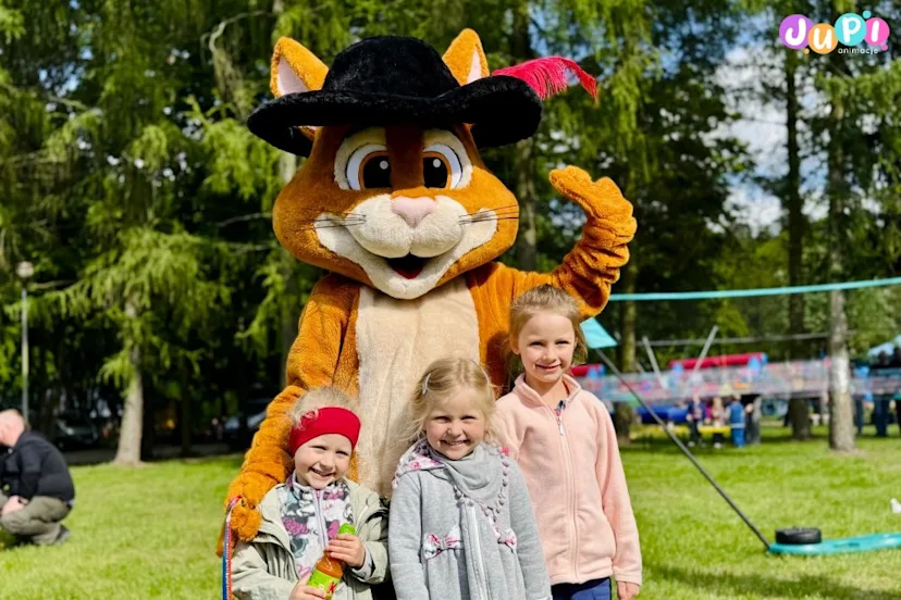 kot w butach zywa maskotka pozujaca do zdjec