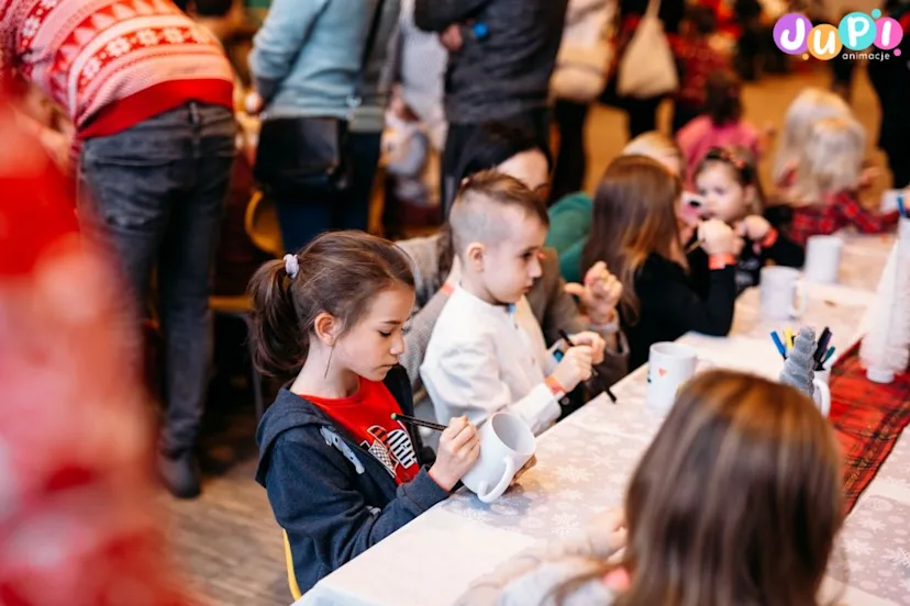 Świąteczne warsztaty ozdabiania kubków dla dzieci