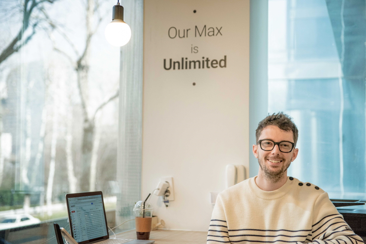 버즈빌 디자인의 책임자, Max1