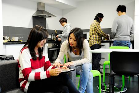 国际学生在宿舍社交区域 国际学生在宿舍社交区域