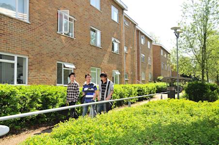 学生们走在Park Challinor学生公寓外 学生们走在Park Challinor学生公寓外