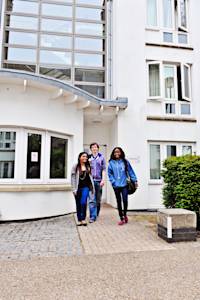 学生们在Park Villas学生公寓一处入口外 学生们在Park Villas学生公寓一处入口外