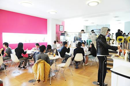 国际学生在INTO中心咖啡厅用餐 国际学生在INTO中心咖啡厅用餐