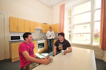 学生在Eildon Annexe学生公寓共享厨房内交谈 学生在Eildon Annexe学生公寓共享厨房内交谈