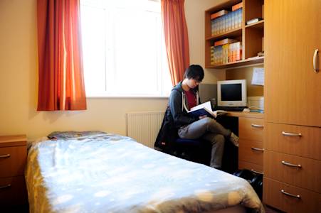 学生在Park Challinor学生公寓单间内学习 学生在Park Challinor学生公寓单间内学习