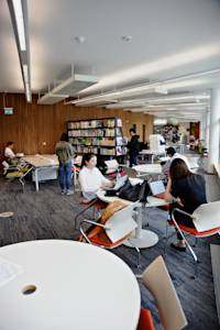 国际学生在学习资源中心学习 国际学生在学习资源中心学习