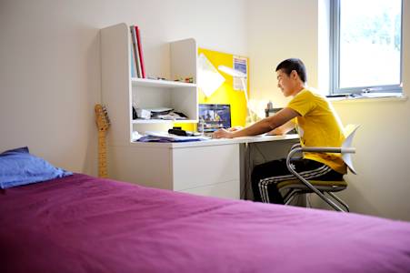 学生坐在INTO埃克塞特大学卧房内 学生坐在INTO埃克塞特大学卧房内