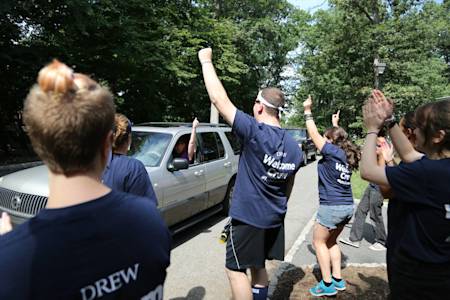 Welcome crew helps new students move in at Drew University Welcome crew helps new students move in at Drew University