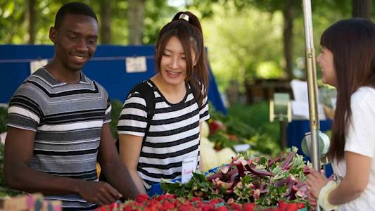 Farmers market welcomes students at INTO Oregon State University Farmers market welcomes students at INTO Oregon State University