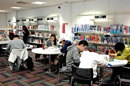 International students working in the INTO Learning Resource Centre International students working in the INTO Learning Resource Centre