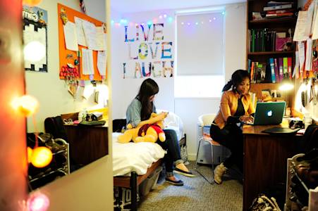 学生们在INTO东英吉利大学独立套房中交流 学生们在INTO东英吉利大学独立套房中交流