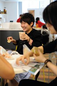 国际学生在INTO咖啡厅中就餐 国际学生在INTO咖啡厅中就餐