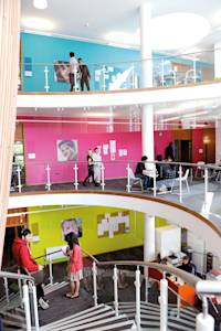 国际学生在INTO中心内部楼梯上 国际学生在INTO中心内部楼梯上