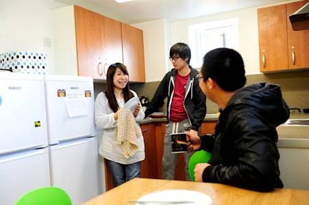 学生们在Park Challinor学生公寓共享厨房内交流 学生们在Park Challinor学生公寓共享厨房内交流