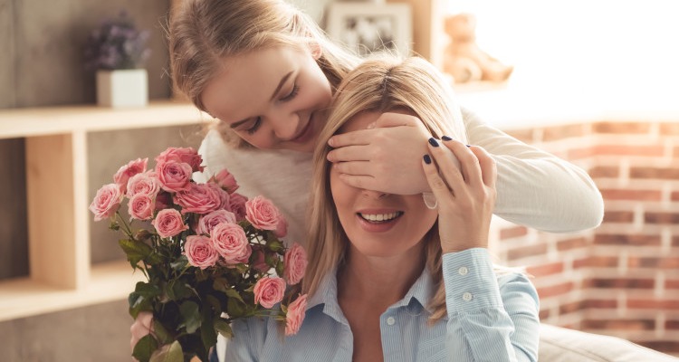 Tonåring ger blommor till sin mamma rosor rosa tjej alla hjärtans dag st valentin
