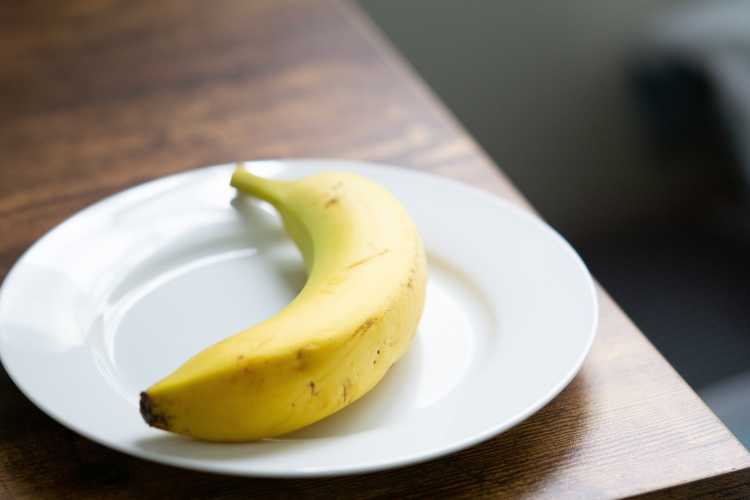 白い皿の上に置かれた1本のバナナ