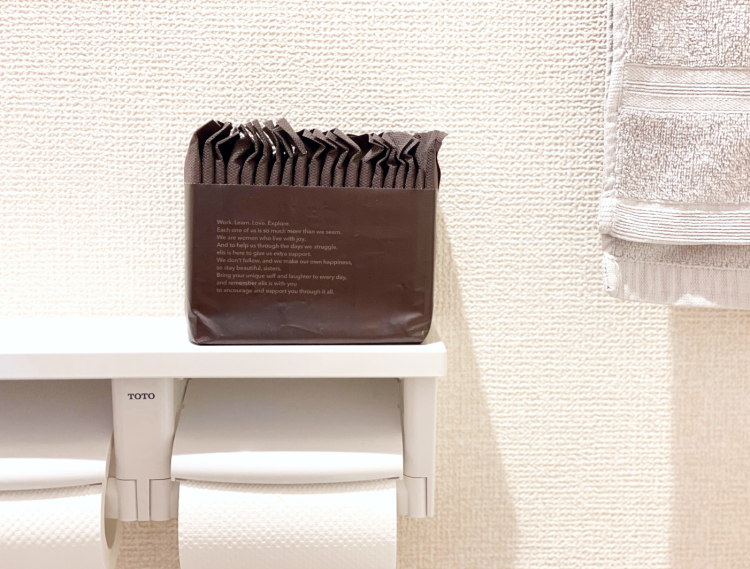 エリス「素肌のきもち 超スリム」シンプルデザインをトイレに置いた画像