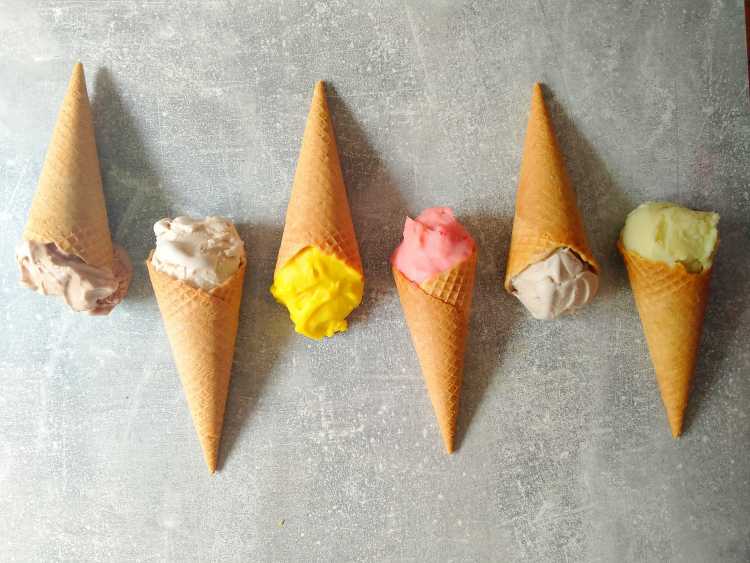 いろいろな味のアイスクリームが上下交互に並べられている