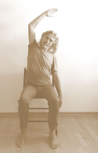 Yoga dolce sulla sedia