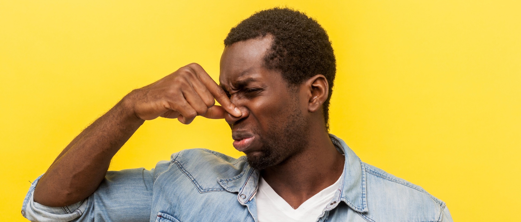 What causes a musty smell in the nose?