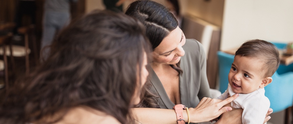 A guide to comfortable breastfeeding in public