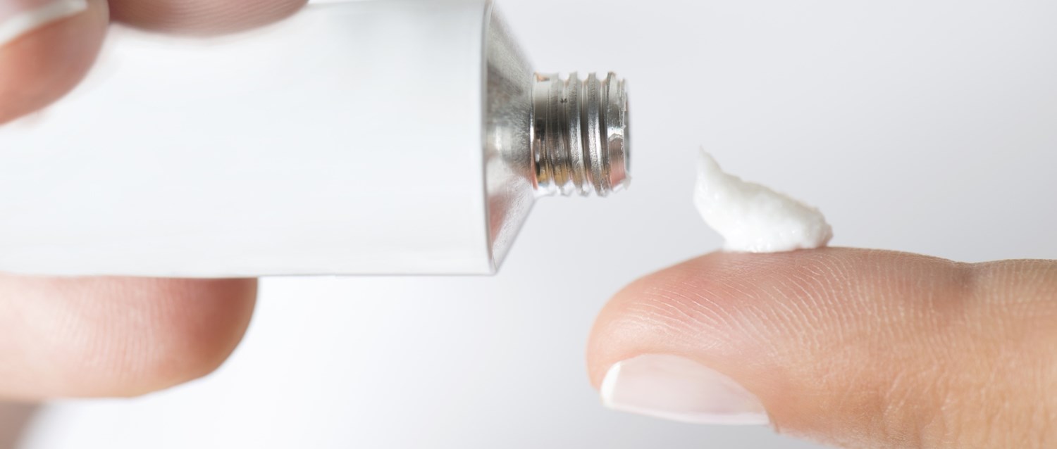 How to use eye ointment