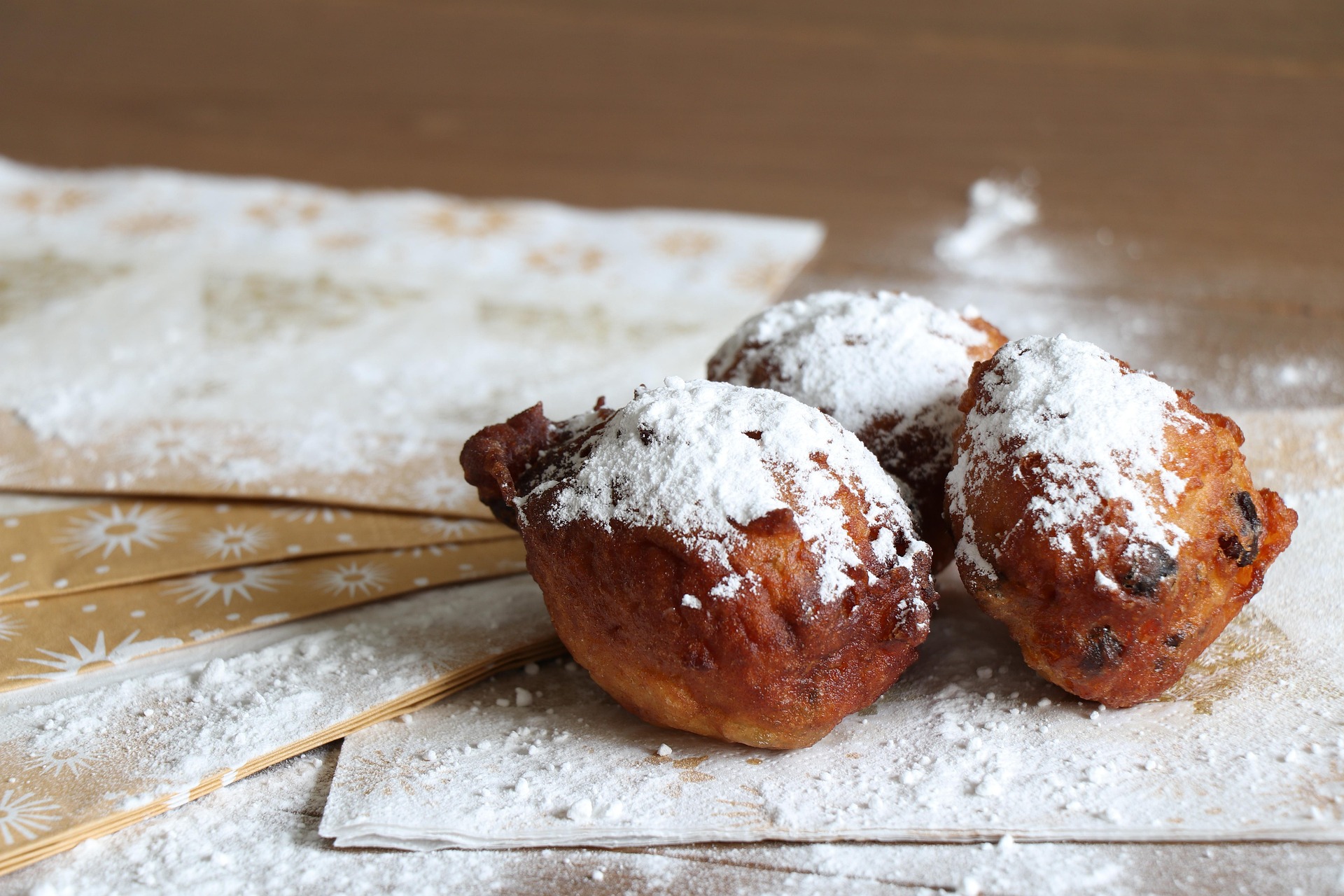 deep-fried-doughnut-balls-3905346_1920.jpg
