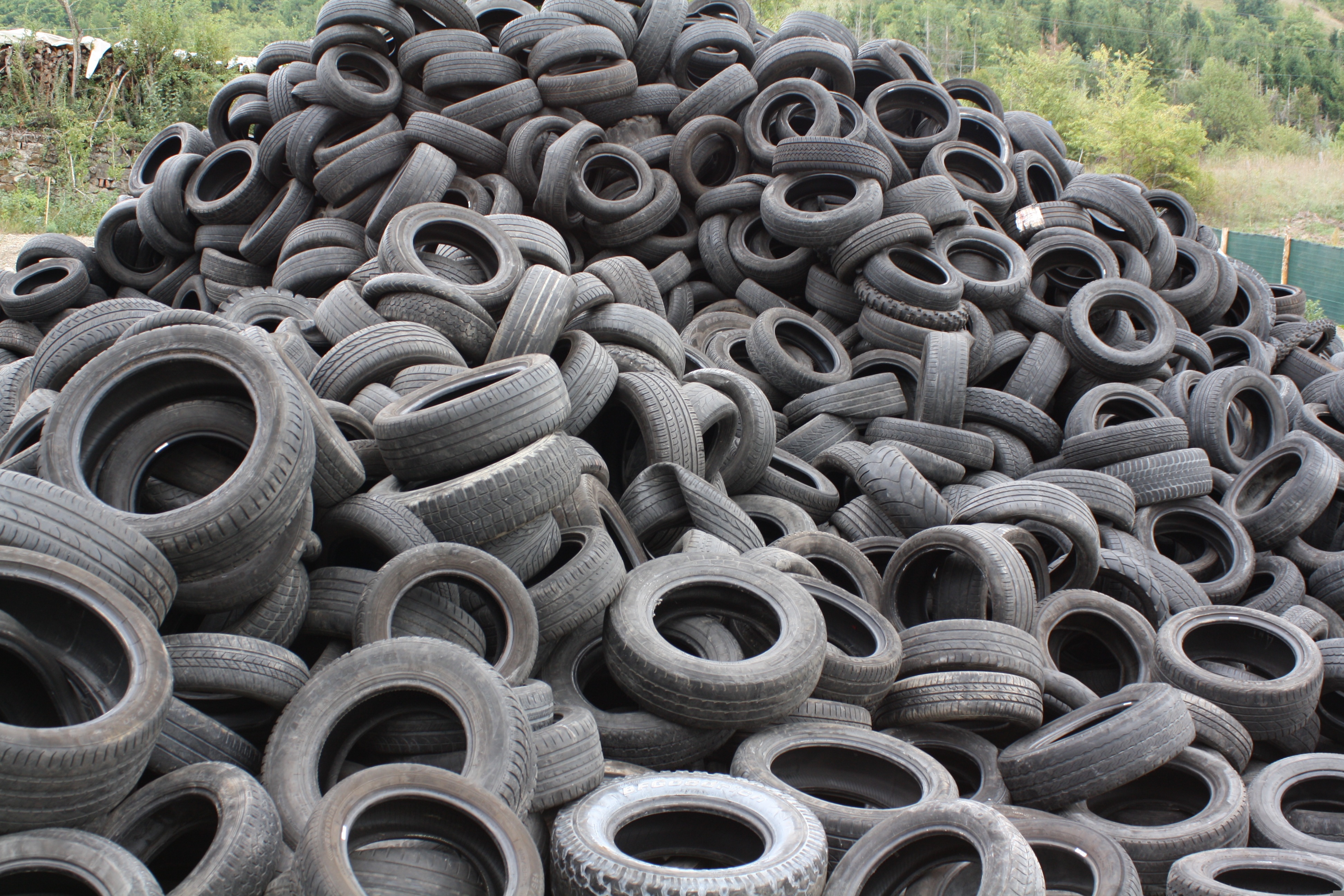 tires-1846674.jpg