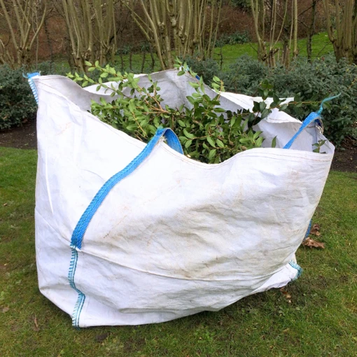 Slänga trädgårdsavfall och bråte