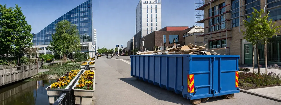 Hyra container i Upplands Väsby | Upplands Väsbys Centralväg i Upplands Väsby sedd från pendeltågsstationen.