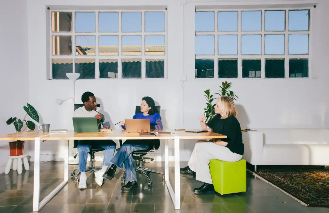 Kontorsåtervinning - Kollegor som jobbar i ett kontor