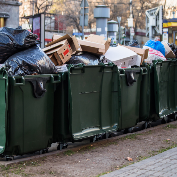 Återvinning och avfallshantering för livsmedelsbutiker - bild på sopkärl på gata utanför matbutik
