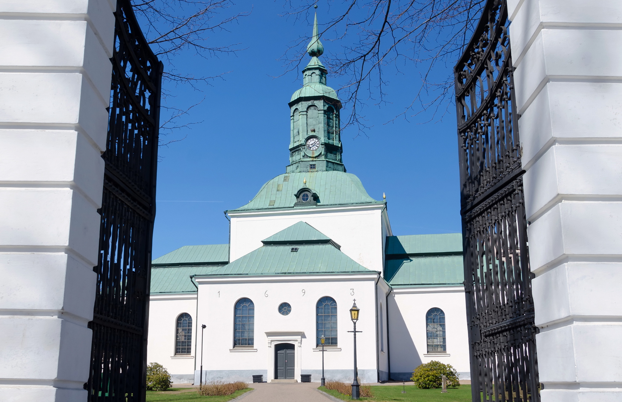 Hyra container i Karlshamn | en kyrka i Kalrshamn