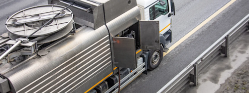 Slamsugning? Jämför priser - Slamsugningsbil på gatan som slamsuger