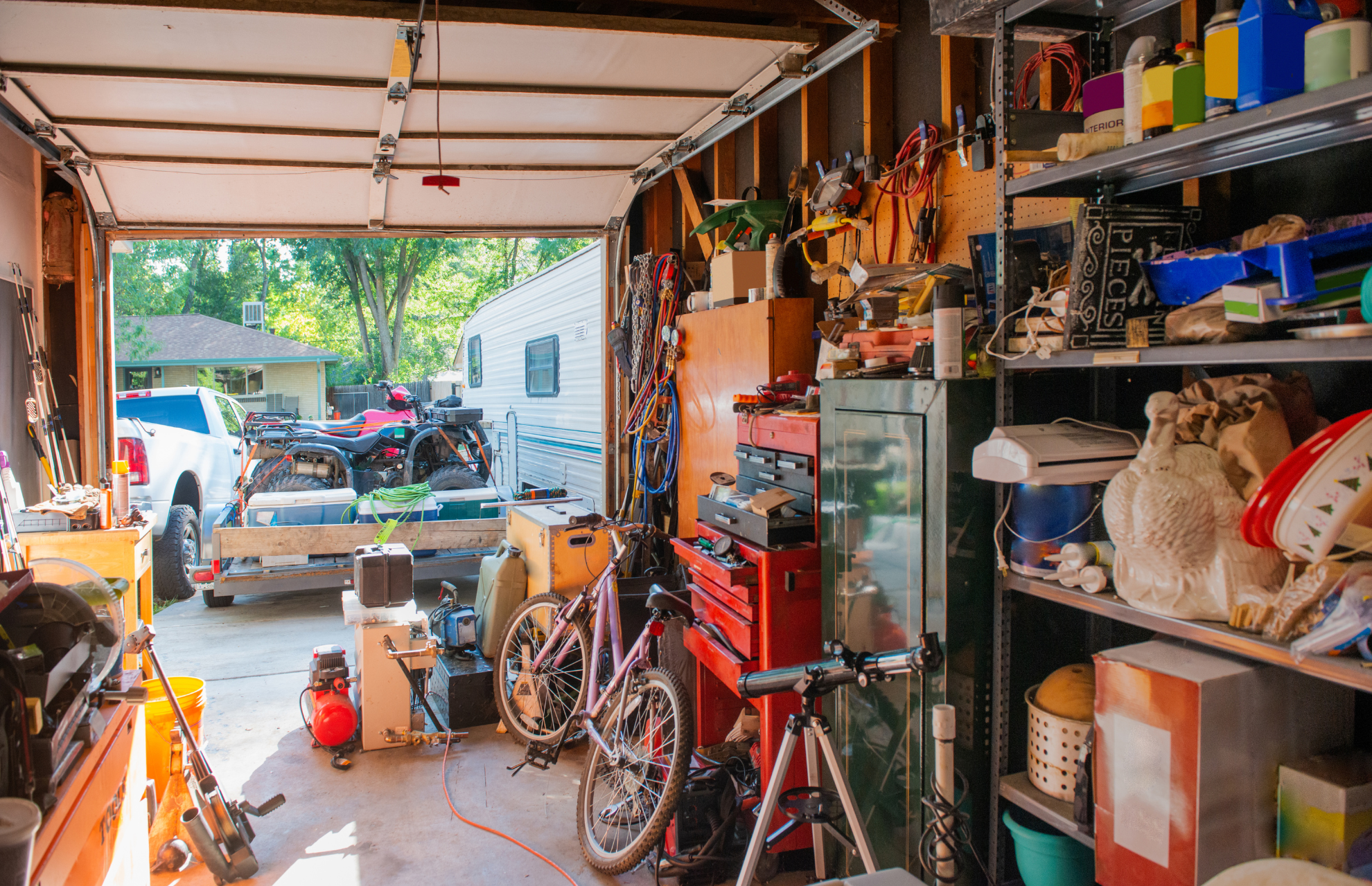 Bortforsling / Bild på garage fullt med prylar som ska hämtas och slängas