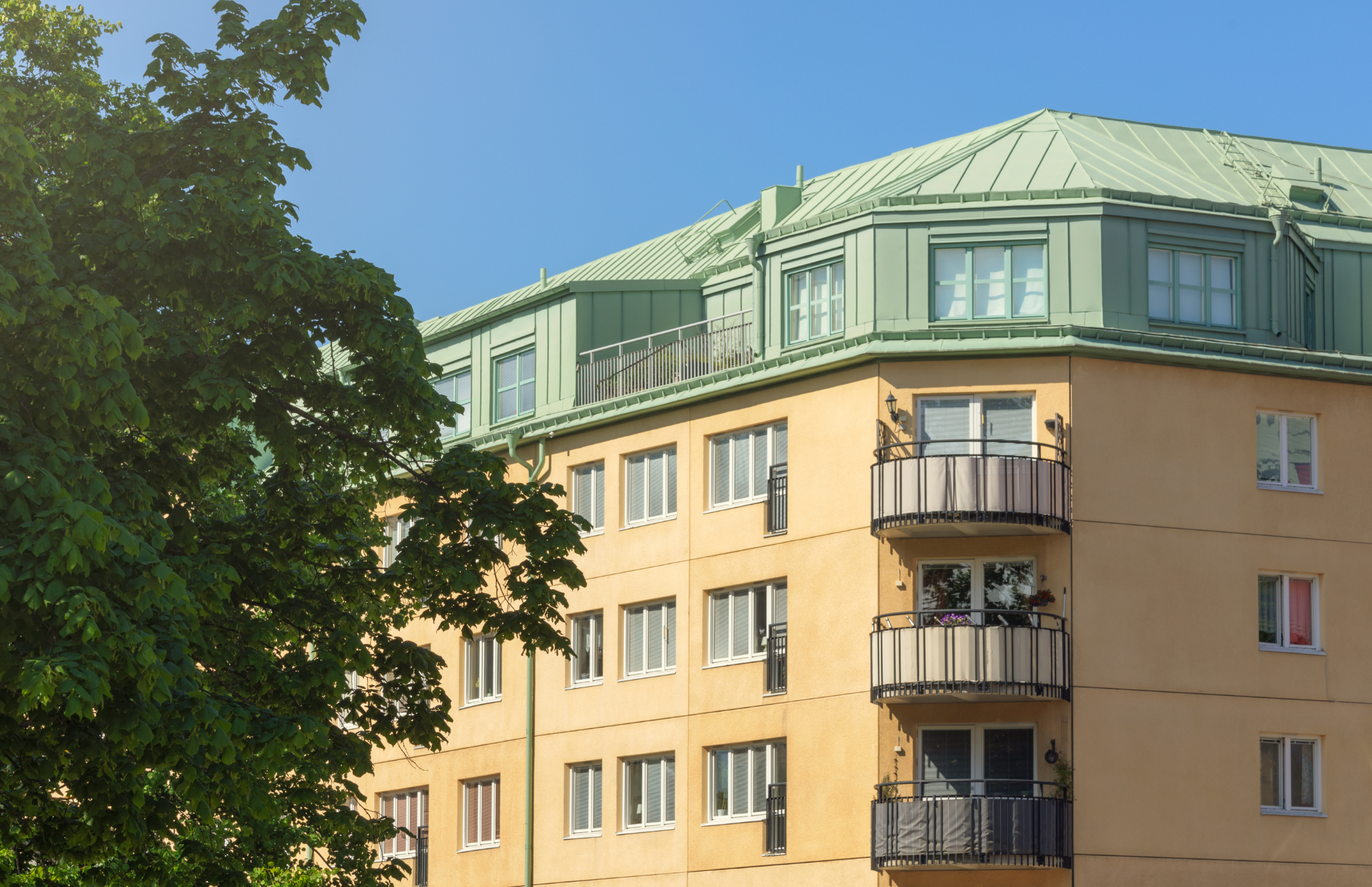 Hyra container i Solna | Bild på ett lägenhets hus i Solna