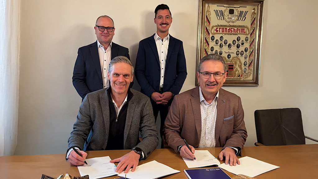 Unterzeichnung des neuen Stromkonzessionsvertrags in Grundsheim: Vorne (v. l. n. r.): Jens Gehrt, ,Leiter Regionalmanagement bei Netze BW, und Bürgermeister Uwe Handgrätinger. Hinten (v. l. n. r.): Jürgen Müller, Regionalmanager Netze BW, und Joachim Heppner, Kommunalberater Netze BW.