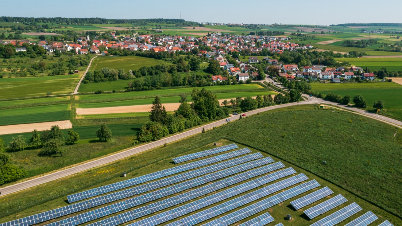 Luftaufnahme einer Kommune.