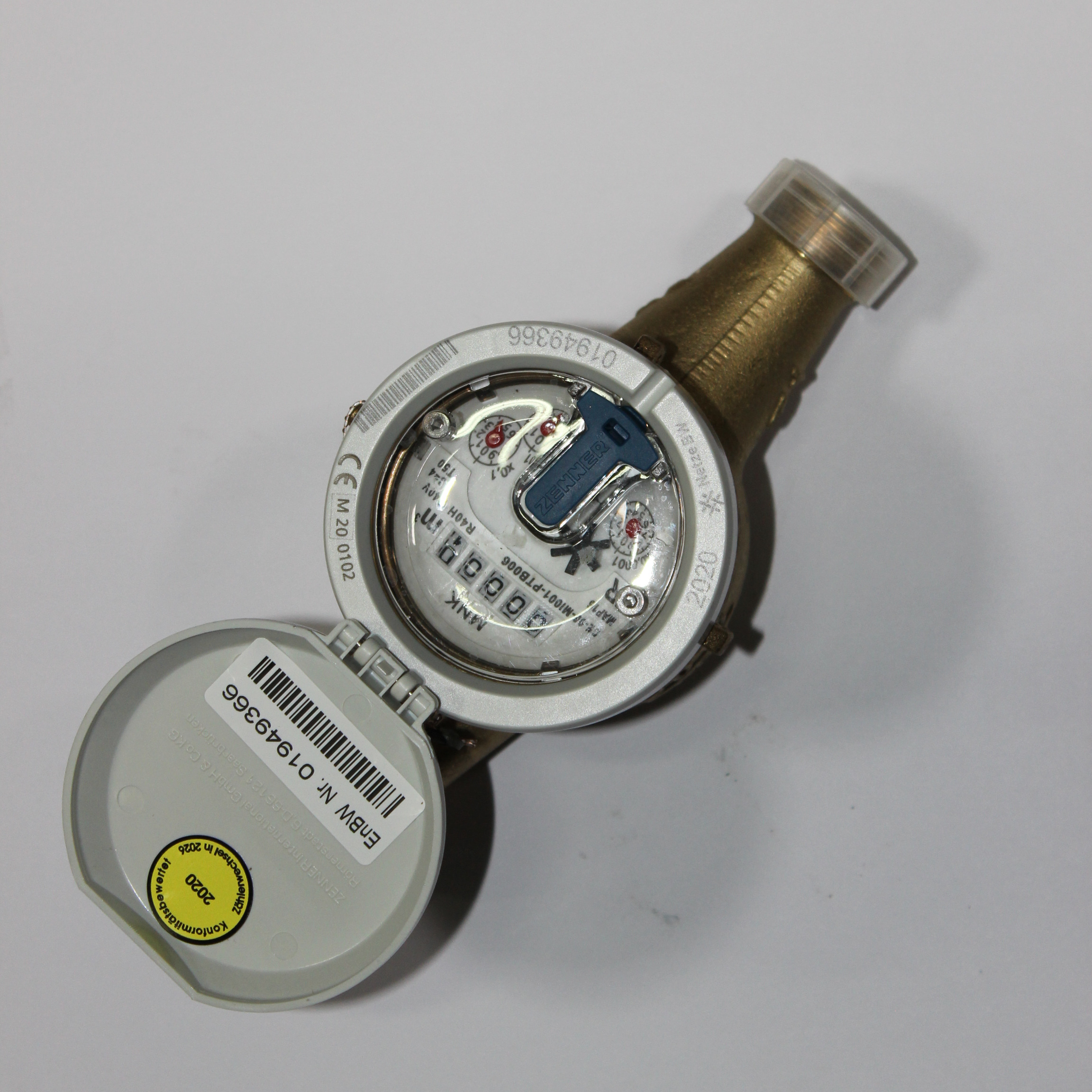 Wasserzähler mit ablesbarer Nummer.